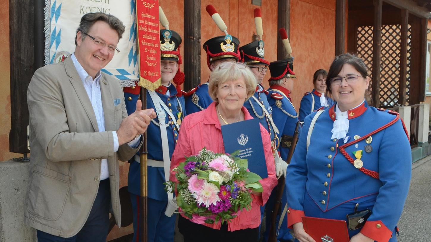 Blumen für Monika Heinemann: Seit 24 Jahren ist sie Vorsitzende der Frauen-Union Schwabach und zudem „Fahnenmutter“ der Bürgerwehr Wolkersdorf, für die Kathleen Meth gratulierte. Auch MdB Michael Frieser applaudierte für Monika Heinemanns außergewöhnliches Engagement.