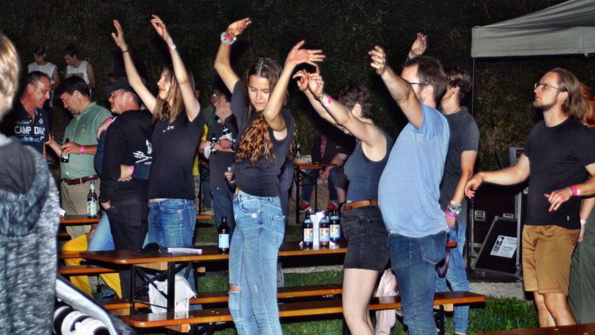 Das Publikum von „Rock hinter der Burg“ ließ sich von den Corona-Vorgaben die ausgelassene Stimmung nicht vermiesen.  