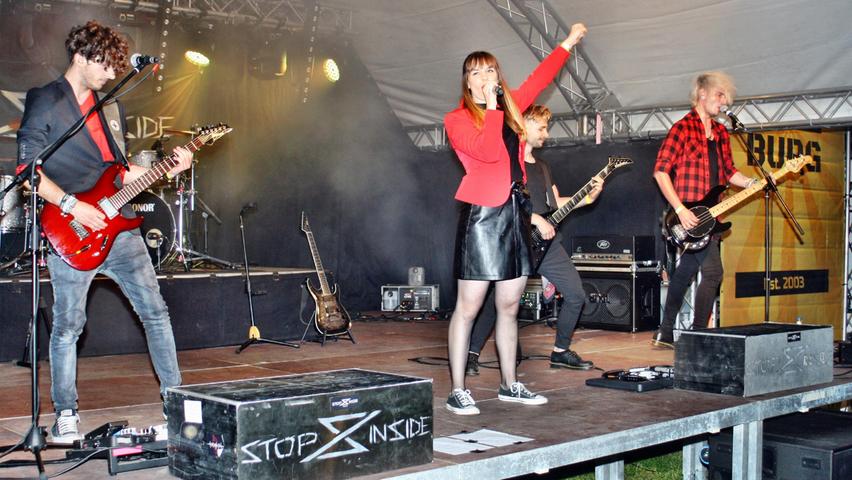 Die kraftvolle Stimme von Frontfrau Alice bestimmt den Auftritt von „Stop Inside“. Die Würzburger Band war von der „Location“ absolut begeistert.
Die kraftvolle Stimme von Frontfrau Alice bestimmt den Auftritt von „Stop Inside“. Die Würzburger Band war von der „Location“ absolut begeistert.