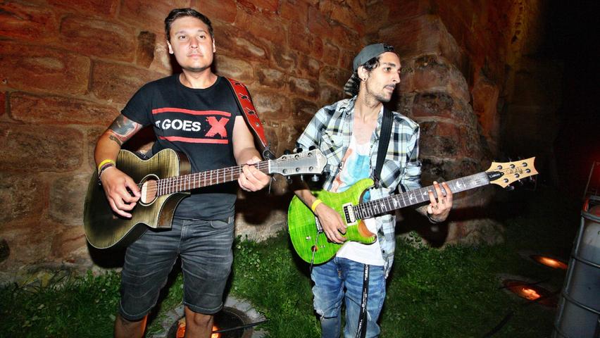 Eine Akustik- und eine E-Gitarre – mehr brauchen Tobi und Claudio von „It goes X“ nicht für einen gelungenen Auftritt.
Eine Akustik- und eine E-Gitarre – mehr brauchen Tobi und Claudio von „It goes X“ nicht für einen gelungenen Auftritt.