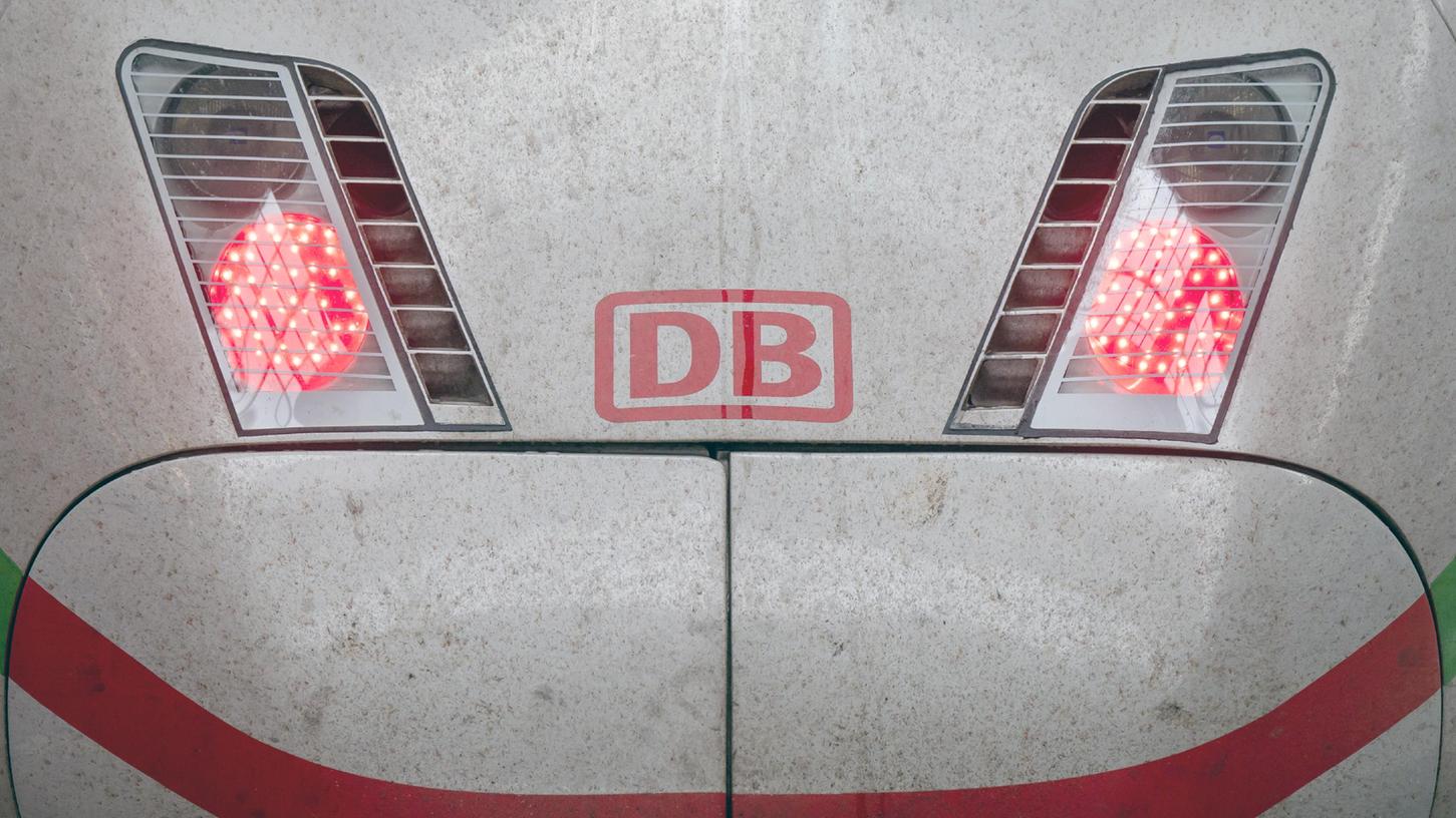 Erlangen: Fahrgast ohne FFP2-Maske randaliert und bewirft ...