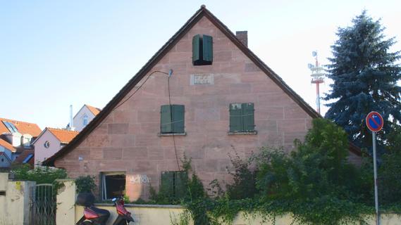 Auch der Denkmalschutz verhindert manchen optischen Missgriff nicht, wie man am Beispiel dieses historischen Bauernhauses an der Ziegelsteinstraße sieht - hier noch der Originalzustand 2015.  
