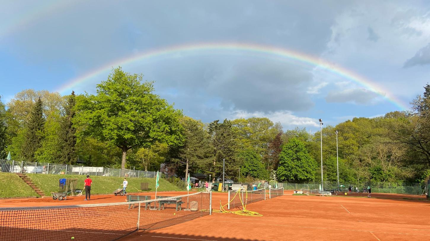 Tennis spielen unter einem Regenbogen: Beim TC RW Erlangen sind die Vereinsverantwortlichen mit der aktuellen Entwicklung sehr zufrieden.  