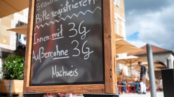 Künftig gilt als Vorsichtsmaßnahme die 3G-Regel. Das neue "Herzstück" der bayerischen Strategie sei 3G, also getestet, genesen und geimpft, und nicht mehr die Inzidenz, so Söder. Damit hat die Sieben-Tage-Inzidenz als Maßstab für verschärfte Anti-Corona-Maßnahmen praktisch ausgedient - bis auf den Grenzwert 35. Bei mehr als 35 Neuinfektionen binnen sieben Tagen in einem Landkreis oder einer kreisfreien Stadt gilt dort in Innenräumen breitflächig der 3G-Grundsatz: Zugang zu vielen öffentlichen und privaten Einrichtungen haben dann nur noch Geimpfte, Genesene oder Personen mit einem aktuellen negativen Corona-Test.