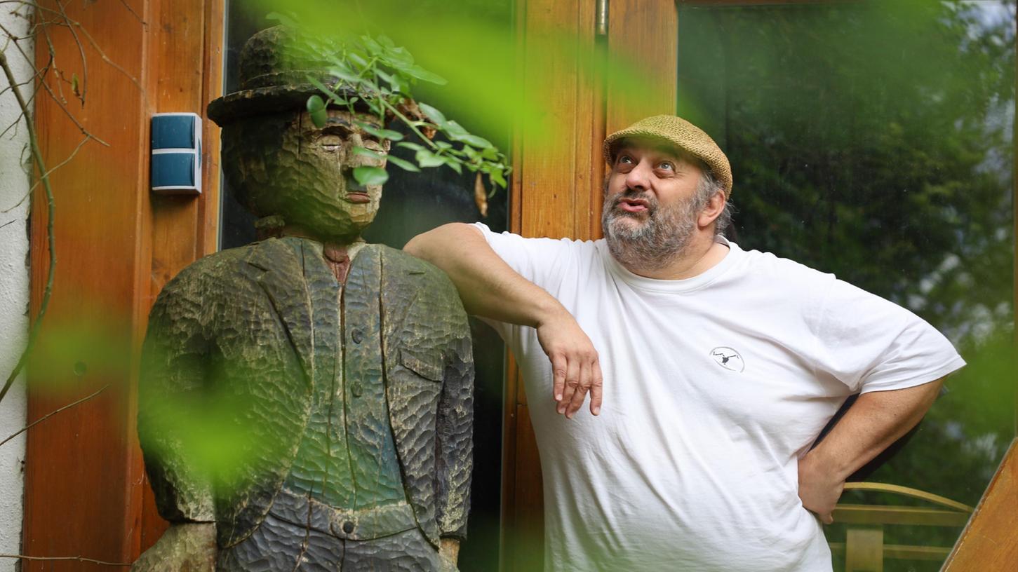 Am Theatereingang im Kuckucksheim grüßen Stefan Kügel und Am Theatereingang im Kuckucksheim grüßen Stefan Kügel und