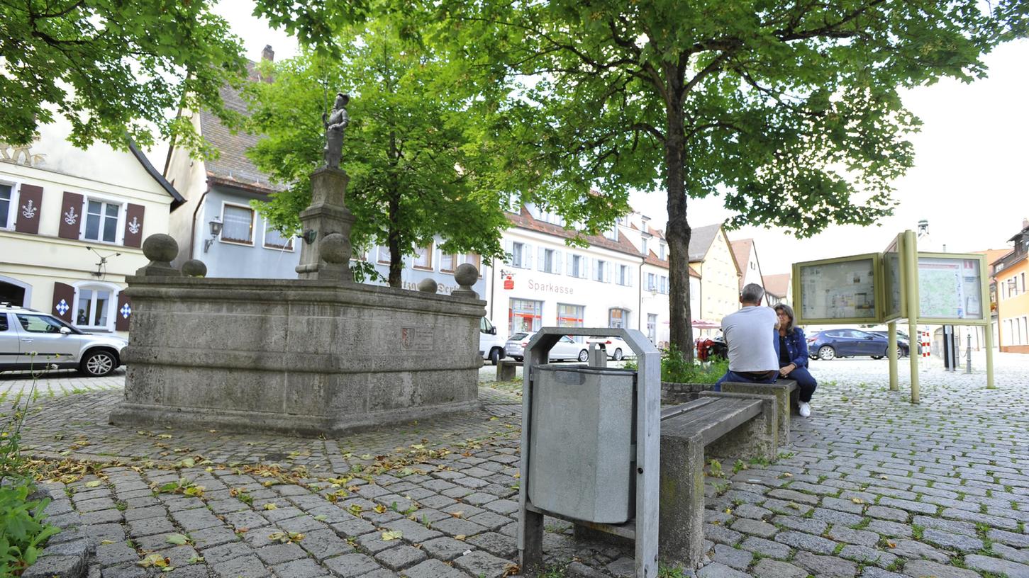 Nicht immer landet das, was in öffentliche Müllbehälter gehört, in diesen - oder neben diesen in Gräfenberg.   