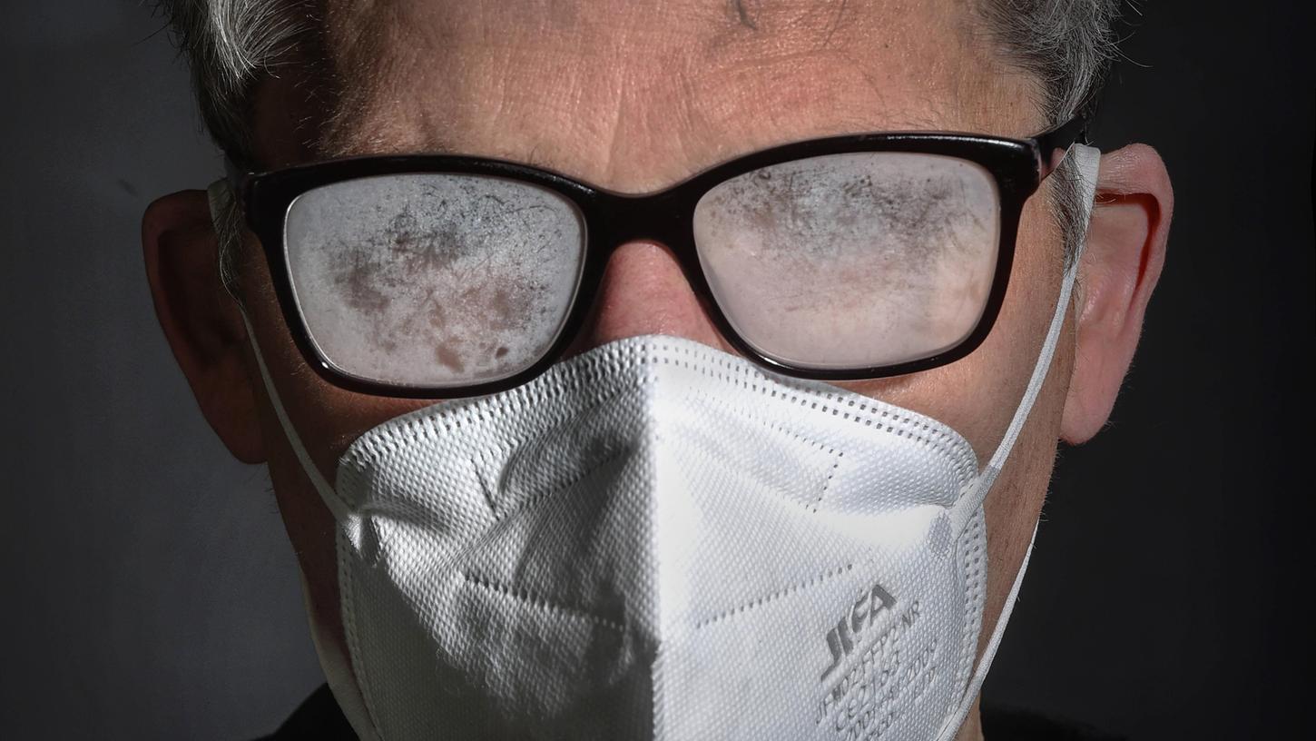 Die Sehhilfe beschlägt bei Brillenträgern, die eine Mund-Nasen-Maske tragen, gern. Die Atemluft, die aus der Maske entweicht, kann das Auge aber auch unangenehm austrocknen. Die Sehhilfe beschlägt bei Brillenträgern, die eine Mund-Nasen-Maske tragen, gern. Die Atemluft, die aus der Maske entweicht, kann das Auge aber auch unangenehm austrocknen.
