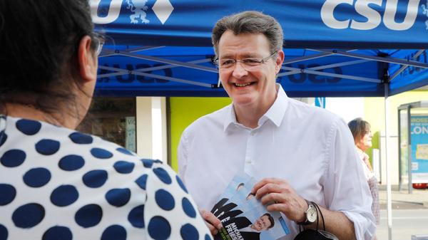 Auf Listenplätze muss er nicht achten: Michael Frieser, 57-jähriger Bundestagsabgeordneter, hat zum vierten Mal in Serie das Direktmandat in Nürnberg-Süd/Schwabach gewonnen und damit sein Ticket nach Berlin sicher. Der Bezirksverbandschef der Christsozialen hat sich in der vergangenen Legislaturperiode unter anderem um die Reform des Wahlrechts gekümmert. Der Rechtsanwalt war vor seiner bundespolitischen Laufbahn in der Nürnberger Kommunalpolitik aktiv. Von 1996 bis 2009 gehörte er dem Stadtrat an, ab 2003 war er sechs Jahre Fraktionschef der Rathaus-CSU.