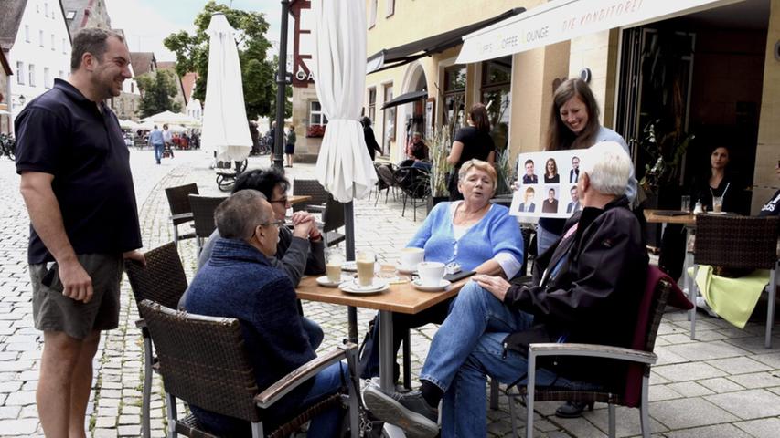 Am Café Ruff ordnete eine Gruppe Edelhäußer und Norgall den richtigen Parteien zu, ohne deren Namen zu kennen. Franz-Josef Bösl (links) aus Röttenbach war der Held des Tages. Als einziger Teilnehmer kannte er den Namen des CSU-Kandidaten. Am Café Ruff ordnete eine Gruppe Edelhäußer und Norgall den richtigen Parteien zu, ohne deren Namen zu kennen. Franz-Josef Bösl (links) aus Röttenbach war der Held des Tages. Als einziger Teilnehmer kannte er den Namen des CSU-Kandidaten.