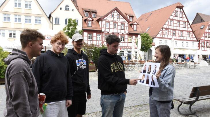 Anton Lindner, Edi Deinzer, Thilo Hauenstein und Max Berschneider aus Hersbruck halten den AfD-Direktkandidaten Klaus Norgall erst für einen ehemaligen Lehrer aus Hersbruck, doch im zweiten Anlauf ordnen sie ihn der richtigen Partei zu. Es sollte ihr einziger richtiger Tipp im Rahmen der PZ-Umfrage bleiben. Anton Lindner, Edi Deinzer, Thilo Hauenstein und Max Berschneider aus Hersbruck halten den AfD-Direktkandidaten Klaus Norgall erst für einen ehemaligen Lehrer aus Hersbruck, doch im zweiten Anlauf ordnen sie ihn der richtigen Partei zu. Es sollte ihr einziger richtiger Tipp im Rahmen der PZ-Umfrage bleiben.