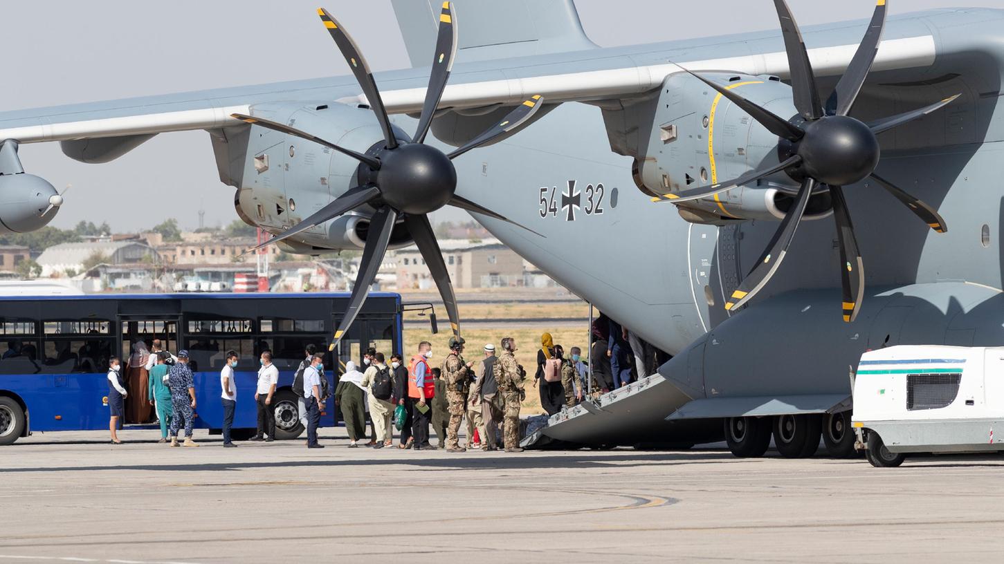 Ankunft eines Airbus A400M der Bundeswehr mit Schutzbedürftigen aus Kabul in Taschkent/Usbekistan. Die Bundeswehr hat weitere deutsche Staatsbürger und afghanische Ortskräfte aus Kabul evakuiert. 