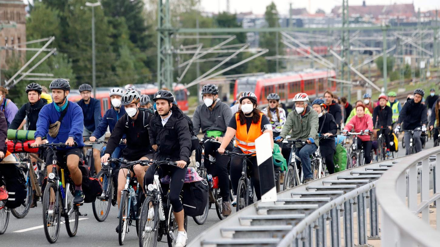 An der Jansenbrücke verließen die Teilnehmer der Rad-Demo den Frankenschnellweg, um über eine Alternativroute in den Erlanger Röthelheimpark zu fahren.