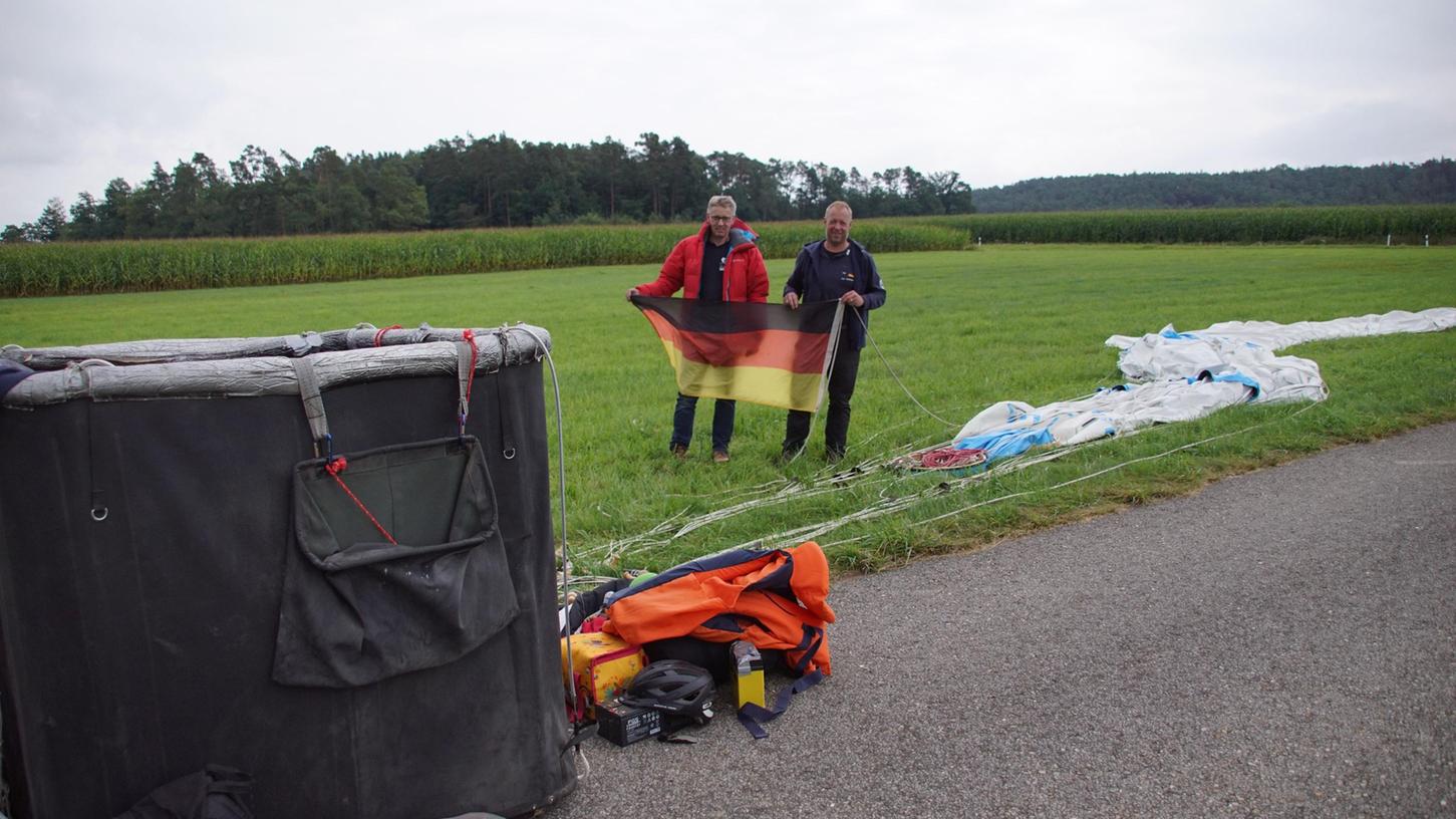 Alex Hunnekuhl (links) und Andreas Zumrode aus Nordrhein-Westfahlen sind bei Thannhausen gestrandet. Ziel war eigentlich Südfrankreich.
Alex Hunnekuhl (links) und Andreas Zumrode aus Nordrhein-Westfahlen sind bei Thannhausen gestrandet. Ziel war eigentlich Südfrankreich.