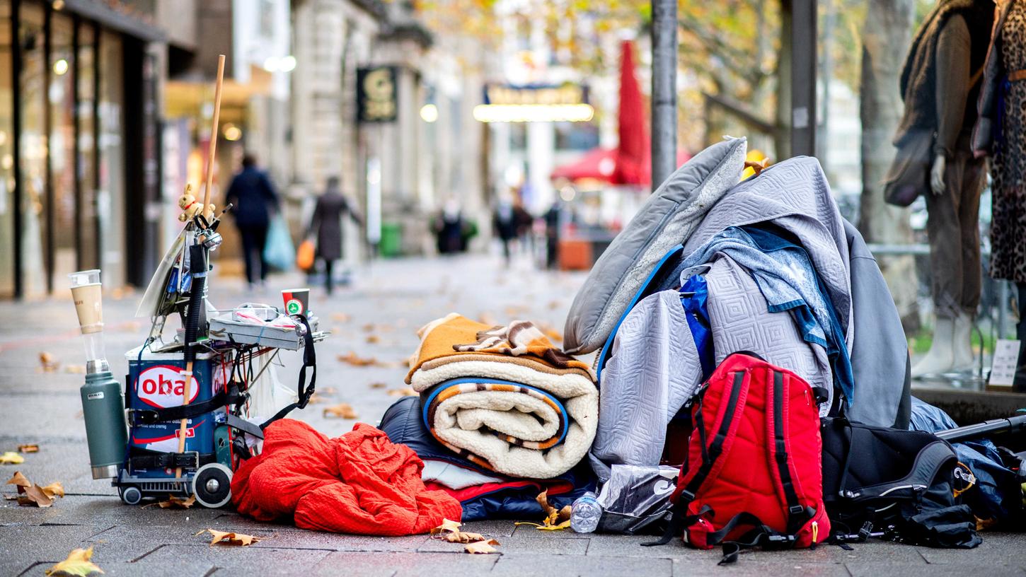 Obdachlose Menschen ohne festen Wohnsitz haben erschwerten Zugang zu Wahlen - zu diesem Fazit kommt der Erlanger Menschenrechtler und Professor an der FAU, Michael Krennerich.
Obdachlose Menschen ohne festen Wohnsitz haben erschwerten Zugang zu Wahlen - zu diesem Fazit kommt der Erlanger Menschenrechtler und Professor an der FAU, Michael Krennerich.