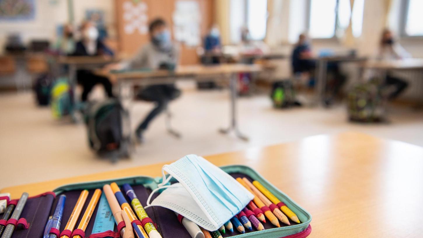 Im abgelaufenen Schuljahr 2020/2021 gab es in Bayern Präsenz-, Fern- und auch Wechselunterricht (Symbolfoto).
Im abgelaufenen Schuljahr 2020/2021 gab es in Bayern Präsenz-, Fern- und auch Wechselunterricht (Symbolfoto).