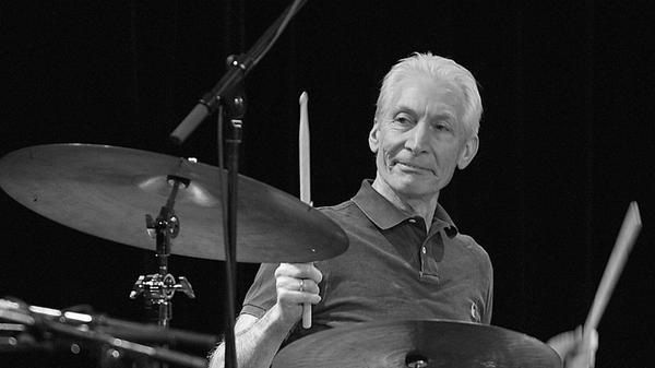 Charlie Watts, der Schlagzeuger der legendären Rolling Stones, verstarb am 24. August im Alter von 80 Jahren in London.