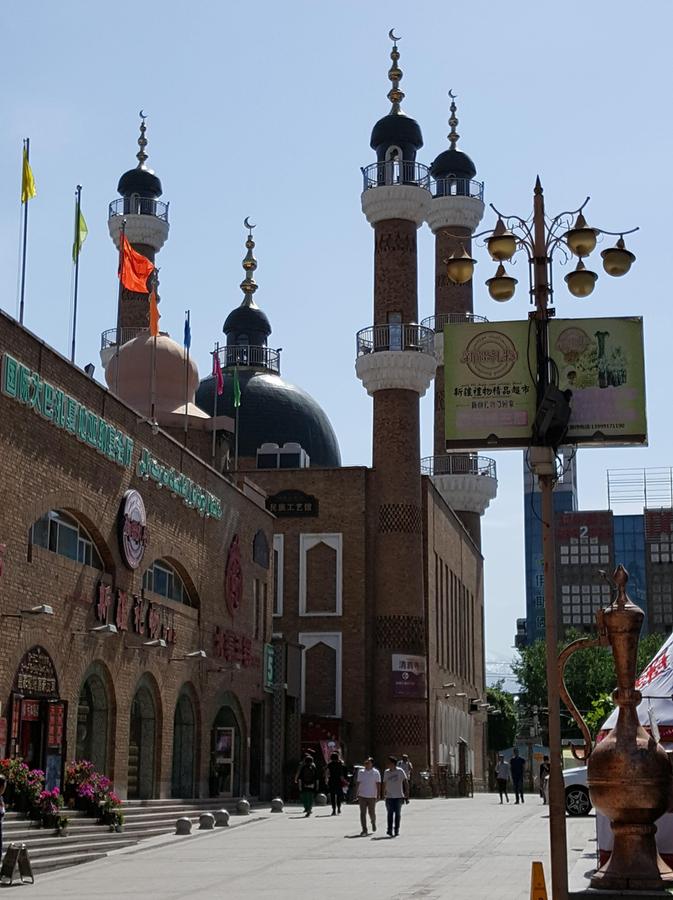 In der Millionenstadt Ürümqi verfügt die muslimische Minderheit, vor allem der Uiguren, über eine Reihe von Moscheen. Hier die Erdao-Bridge-Moschee am Großen Basar im Herzen der Stadt.