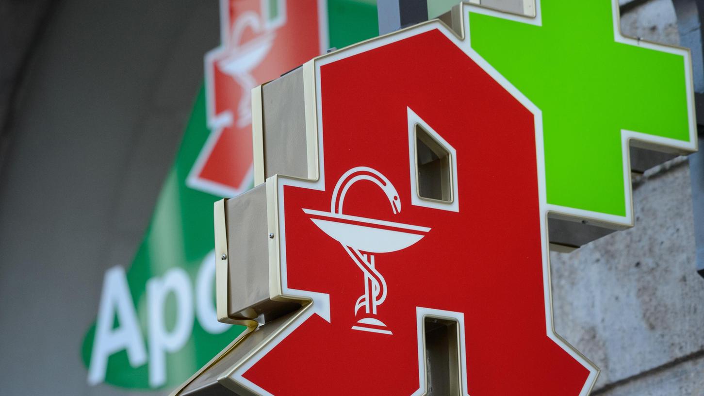 Die Anzahl der Apotheken in Bayern ist stark gesunken und liegt auf dem niedrigsten Wert seit der Wiedervereinigung.
Die Anzahl der Apotheken in Bayern ist stark gesunken und liegt auf dem niedrigsten Wert seit der Wiedervereinigung.