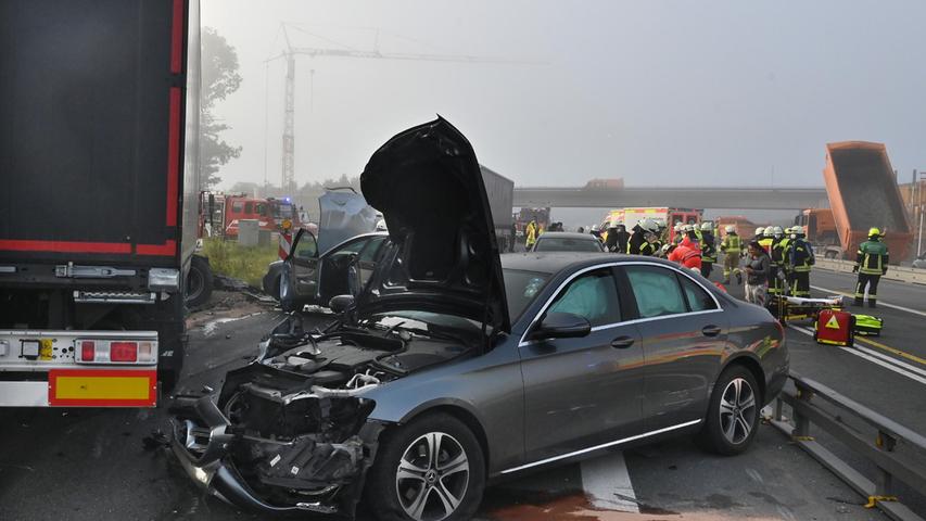 Mittelleitplanke durchbrochen: Lkw verursacht schweren Unfall auf A3 bei Erlangen