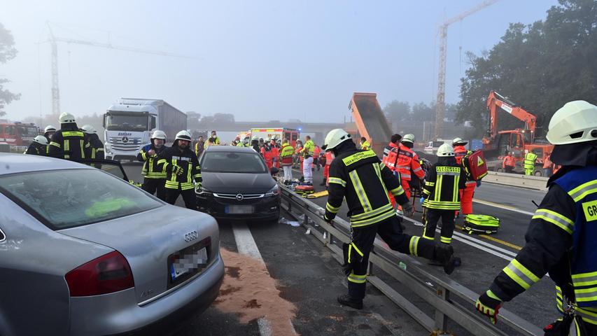 Mittelleitplanke durchbrochen: Lkw verursacht schweren Unfall auf A3 bei Erlangen