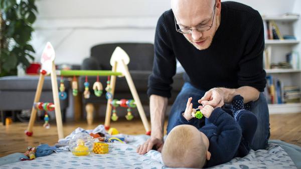 Millionen Eltern werden ab September von verbesserten Regelungen bezüglich des Elterngeldes profitieren. Die Neuregelungen gelten für alle Kinder, die nach dem 1. September 2021 geboren werden. Die zulässige Arbeitszeit während des Bezugs von Elterngeld wird von 30 auf 32 Wochenstunden angehoben. Außerdem wird in Zukunft sichergestellt, dass sich die Höhe des Elterngeldes durch den Bezug anderer Leistungen, wie Krankengeld oder Kurzarbeitergeld, nicht verändert. Der Partnerschaftsbonus kann nun mit 24 bis 32 Wochenstunden statt wie bisher mit 25 bis 30 Stunden bezogen werden. Dabei handelt es sich um ein Angebot, das die Betreuung des Kindes durch beide Elternteile/Partner unterstützt. Zusätzlich muss der Partnerschaftsbonus fortan nicht mehr vier Monate am Stück bezogen werden, sondern kann zwischen zwei und vier Monaten genommen werden. Für Eltern von Frühgeborenen gibt es ebenfalls zusätzliche Elterngeldmonate. Je nachdem wie früh das Kind auf die Welt kommt, bekommen Eltern nun einen bis vier weitere Elterngeldmonate. So haben sie mehr Zeit, sich in dieser anspruchsvollen Situation optimal um ihr Kind zu kümmern.