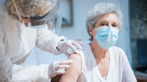 Das Impfangebot für Kinder und junge Erwachsene zwischen zwölf und 17 Jahren soll erweitert werden. Außerdem soll besonders gefährdete Gruppen deutschlandweit eine Auffrischungsimpfung angeboten werden. Immunschwache oder pflegebedürftige Patienten und Patientinnen sollen durch ihre behandelnden Ärzte und Ärztinnen eine Auffrischungsimpfung angeboten bekommen. In Bayern laufen diese Auffrischungsimpfungen bereits.