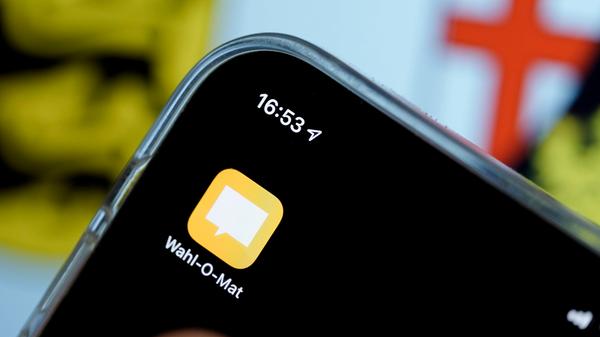 Noch unsicher, welche Partei man bei der Bundestagswahl am 26. September wählen soll? Abhilfe könnte der Wahl-O-Mat der Bundeszentrale für politische Bildung schaffen. Der startet am 2. September. Mit der App können Wahlberechtigte ihre politischen Haltungen anhand von verschiedenen Thesen überprüfen. Für die Abgeordnetenwahl in Berlin und zur Landtagswahl in Mecklenburg-Vorpommern wird ebenfalls je eine Version veröffentlicht - die ist schon seit Donnerstag, dem 26. August verfügbar.