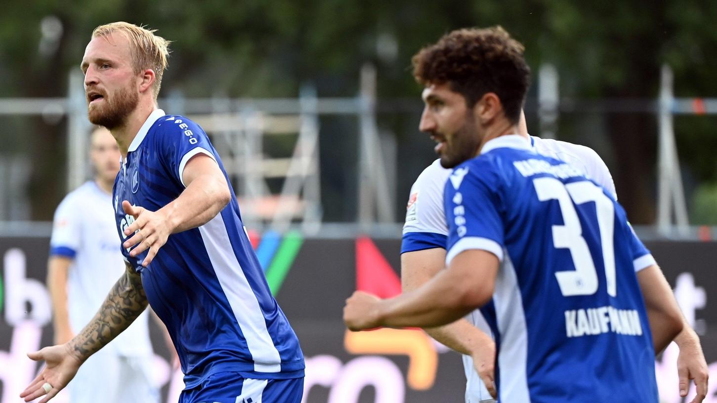 Dreh und Angelpunkt im Karlsruher Spiel: Stürmer Philipp Hofmann (links), hier beim Jubel nach seinem Tor zum 3:0 gegen den SV Darmstadt.