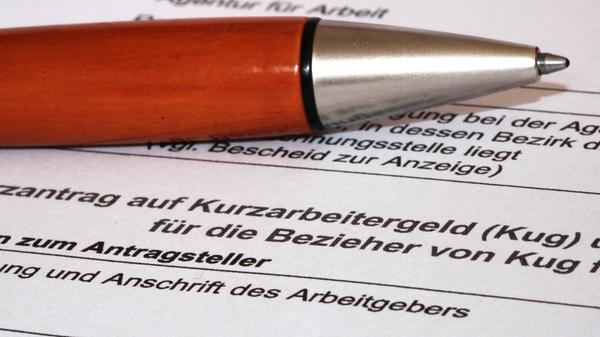 Das Bundeskabinett beschloss die Verlängerung der Sonderregelungen für das Kurzarbeitergeld. Der Zugang zum KuG soll bis zum 30. September 2021 erleichtert werden. Die volle Erstattung der Sozialversicherungsbeiträge wird ebenfalls bis zum 30. September verlängert. Außerdem wurde eine Regelung zur Erstattung von Sozialversicherungsbeiträgen im Insolvenzfall ergänzt.