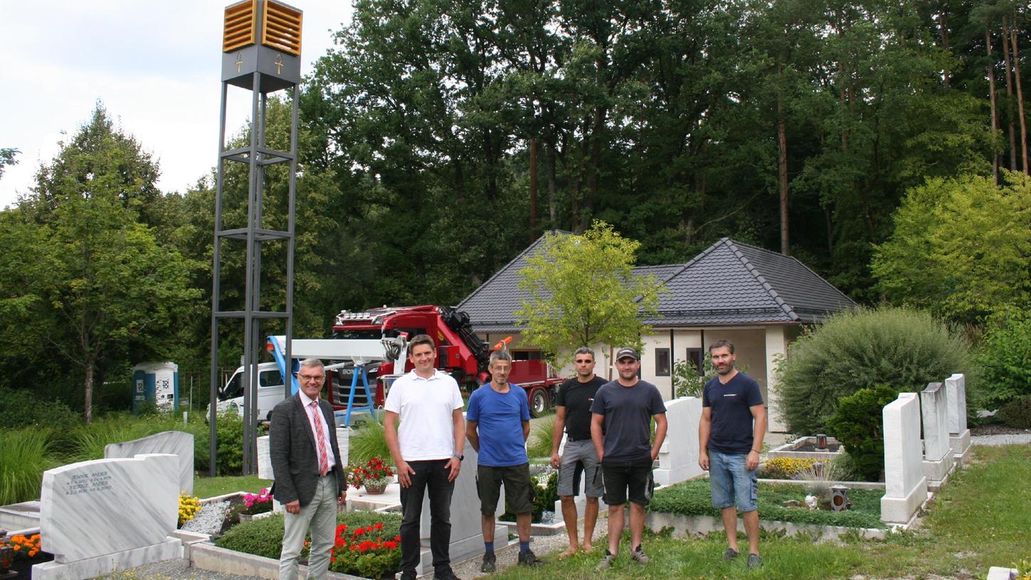 Nach dem Vorbild des frisch sanierten Sengenthaler Friedhofs (hier ein Foto um Abschluss der Arbeiten) soll nun auch in Reichertshofen ein Bereich für anonyme Baumbestattungen entstehen.
Nach dem Vorbild des frisch sanierten Sengenthaler Friedhofs (hier ein Foto um Abschluss der Arbeiten) soll nun auch in Reichertshofen ein Bereich für anonyme Baumbestattungen entstehen.