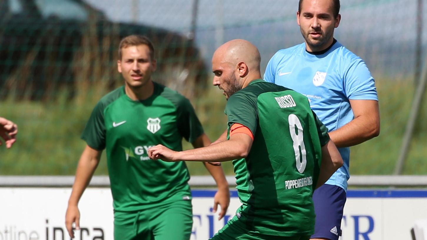 Poppenreuths Capitano Francesco Russo (grün) lässt sich - wie hier von Tim Kreim vom FC Stein - nur selten tunneln.