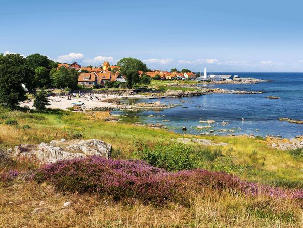 Aussicht auf Allinge mit Badestelle und Räucherei an der Felsigen Küste der Ostsee.