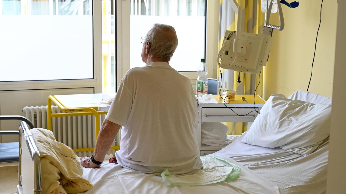 Für Patienten mit der Zusatz-Diagnose Demenz oder Delir ist der Aufenthalt im Krankenhaus Stress - oft verschlechtert sich ihr Zustand. 