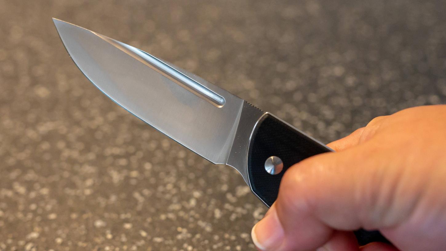 Mit einem Messer bedrohte ein 24-Jähriger in Nürnberg-Gostenhof zwei Passanten, weil diese den jungen Mann aufforderten, leiser zu sein.