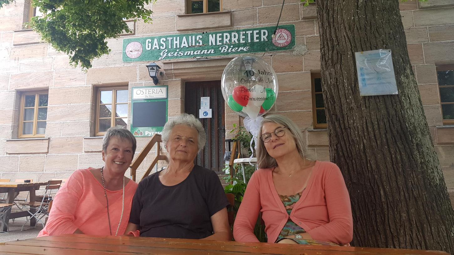 Drei starke Frauen: Renate Rüd, Gunda Nerreter und Susanne Flach-Wittmann (von links) im Biergarten vor dem Dorfwirtshaus.   