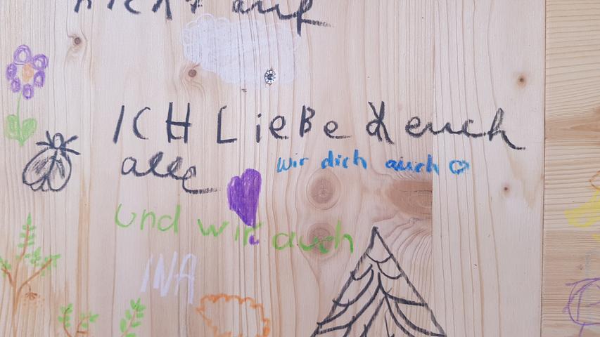 Kinderbilder im Buswartehäuschen: "Ich liebe euch alle."
