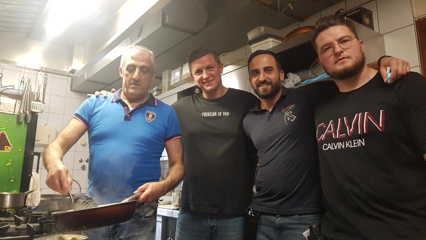 Das Team in der Küche: Links Franco di Garbo, der Küchenchef.
