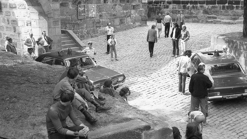 Hascheinsatz der Polizei auf der Burg: drei GI (links) sehen gelangweilt. Hier geht es zum Kalenderblatt vom 26. August 1971: Rauschgifthändler schlagen Wurzeln.