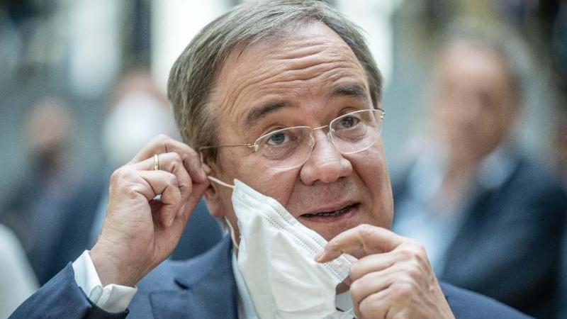 Armin Laschets Wahlkampf gerät erneut ins Stocken. Ein Ausschnitt aus einer ARD-Dokumentation zeigt den CDU-Kanzlerkandidaten, wie er ohne Maske einen Imbiss betritt.
Armin Laschets Wahlkampf gerät erneut ins Stocken. Ein Ausschnitt aus einer ARD-Dokumentation zeigt den CDU-Kanzlerkandidaten, wie er ohne Maske einen Imbiss betritt.