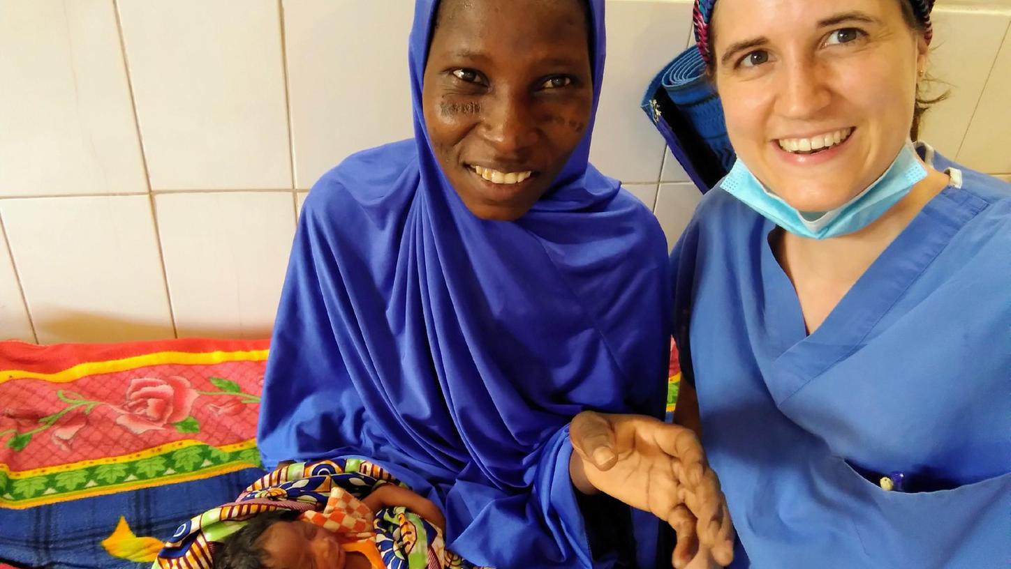 Hebamme Nathalie Kost aus Nürnberg - hier mit einer Wöchnerin und ihrem Baby - arbeitete von März bis Juni 2021 ehrenamtlich in Niger im Missionskrankenhaus von Galmi.