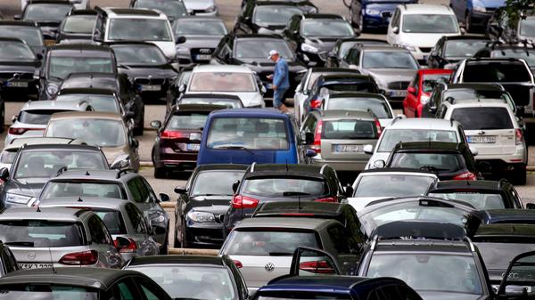 Im neuen Jahr werden die Typ- und Regionalklassen für Kfz-Versicherungen neu angesetzt. Rund 4,8 Millionen Autofahrerinnen und Autofahrer kommen dann günstiger weg. Für 8,1 Millionen wird es im nächsten Jahr teurer, ein Großteil mit 29,3 Millionen ist von den Änderungen nicht betroffen.