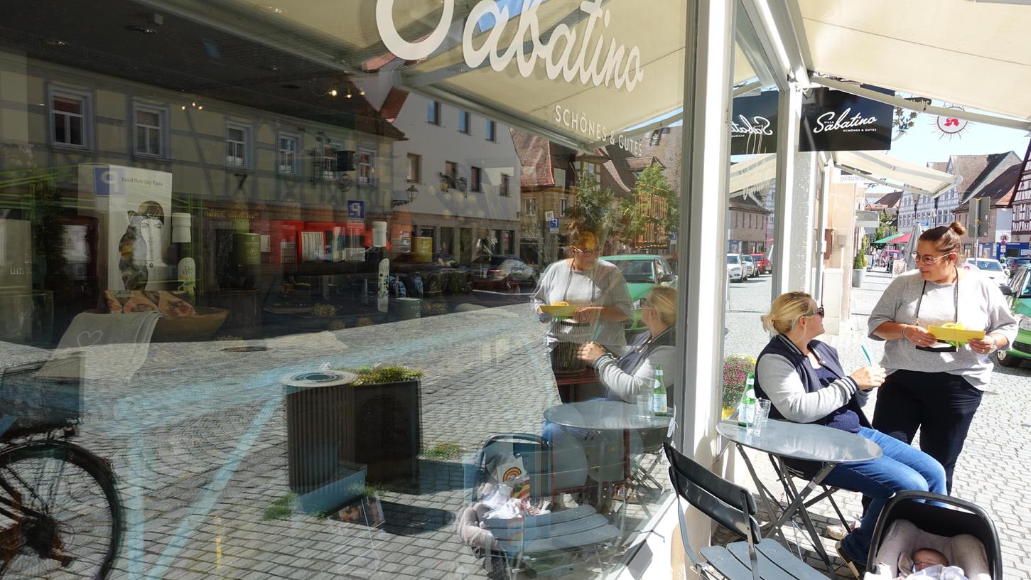 Neuerdings kann man für einen kleinen Plausch auch vor dem Laden sitzen: So wie hier Kundin und Freundin Ulla Müller (l.) mit Geschäftsinhaberin Jessica Sabatino (r.). Neuerdings kann man für einen kleinen Plausch auch vor dem Laden sitzen: So wie hier Kundin und Freundin Ulla Müller (l.) mit Geschäftsinhaberin Jessica Sabatino (r.).