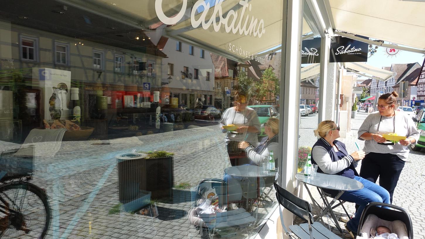 Neuerdings kann man für einen kleinen Plausch auch vor dem Laden sitzen: So wie hier Kundin und Freundin Ulla Müller (l.) mit Geschäftsinhaberin Jessica Sabatino (r.).