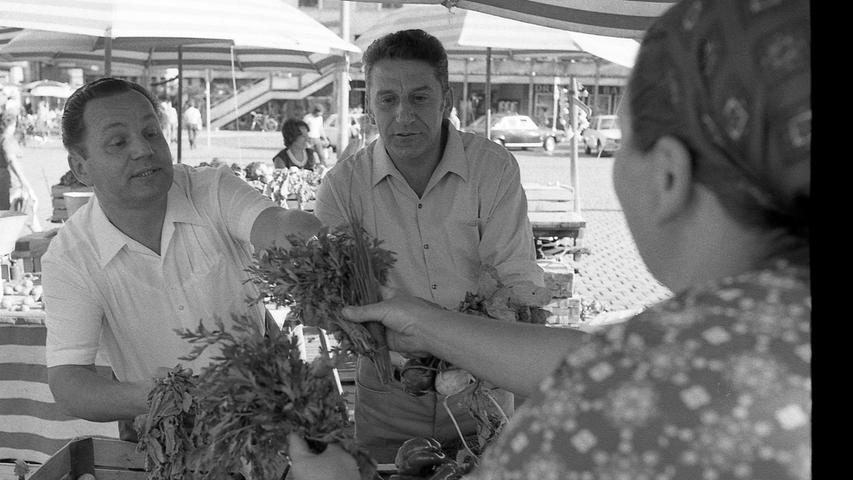 Auf dem Hauptmarkt interessieren sich die Peterlesboum für „Peterla“, zu hochdeutsch: Petersilie. Hier geht es zum Kalenderblatt vom 28. August 1971: Die Peterlesboum machen Nürnberg froh