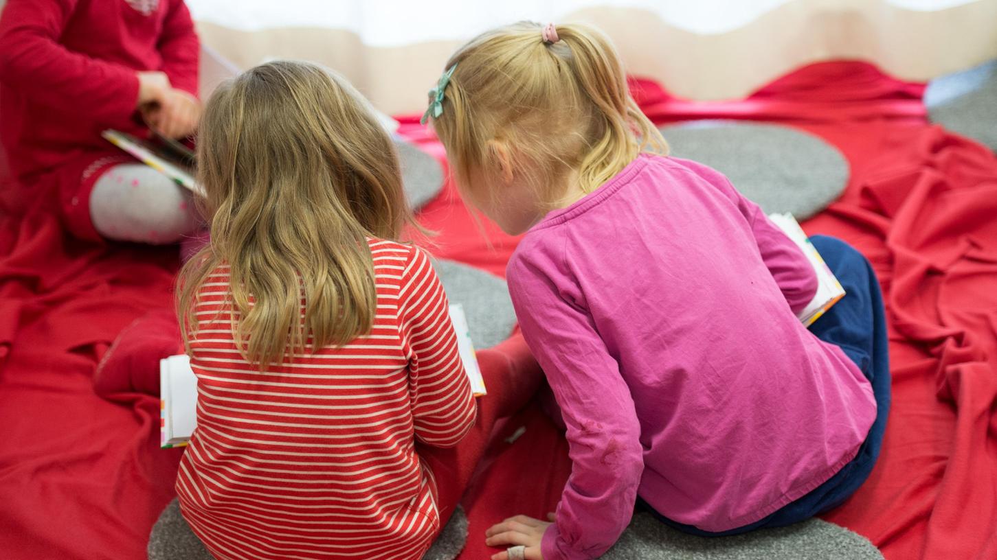 In den Kindertagesstätten in Bayern werden weiterhin Corona-Maßnahmen gelten. 