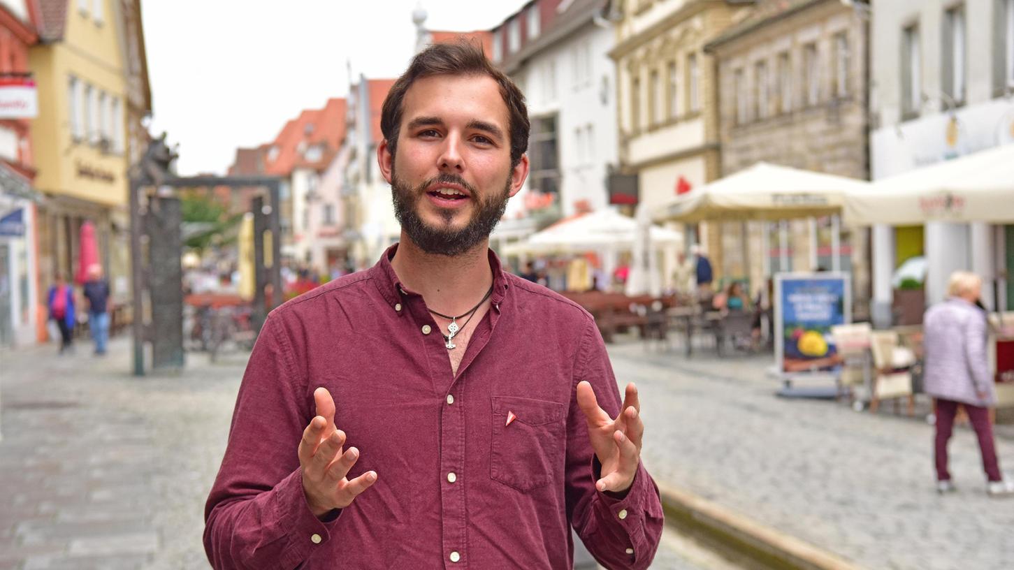 Für das Foto die richtige Position finden und lächeln, macht ihm nichts aus: er habe in seiner Jugend mal gemodelt. Er tritt für Die Linke bei der Bundestagswahl an.