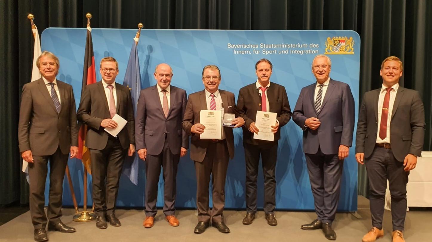 Bernhard Kraus und Alois Scherer wurden von Innenminister Joachim Herrmann, Regierungspräsident Axel Bartelt, Landrat Willibald Gailler und den beiden Bürgermeistern Christian Schmid und Peter Meier eingerahmt.
Bernhard Kraus und Alois Scherer wurden von Innenminister Joachim Herrmann, Regierungspräsident Axel Bartelt, Landrat Willibald Gailler und den beiden Bürgermeistern Christian Schmid und Peter Meier eingerahmt.