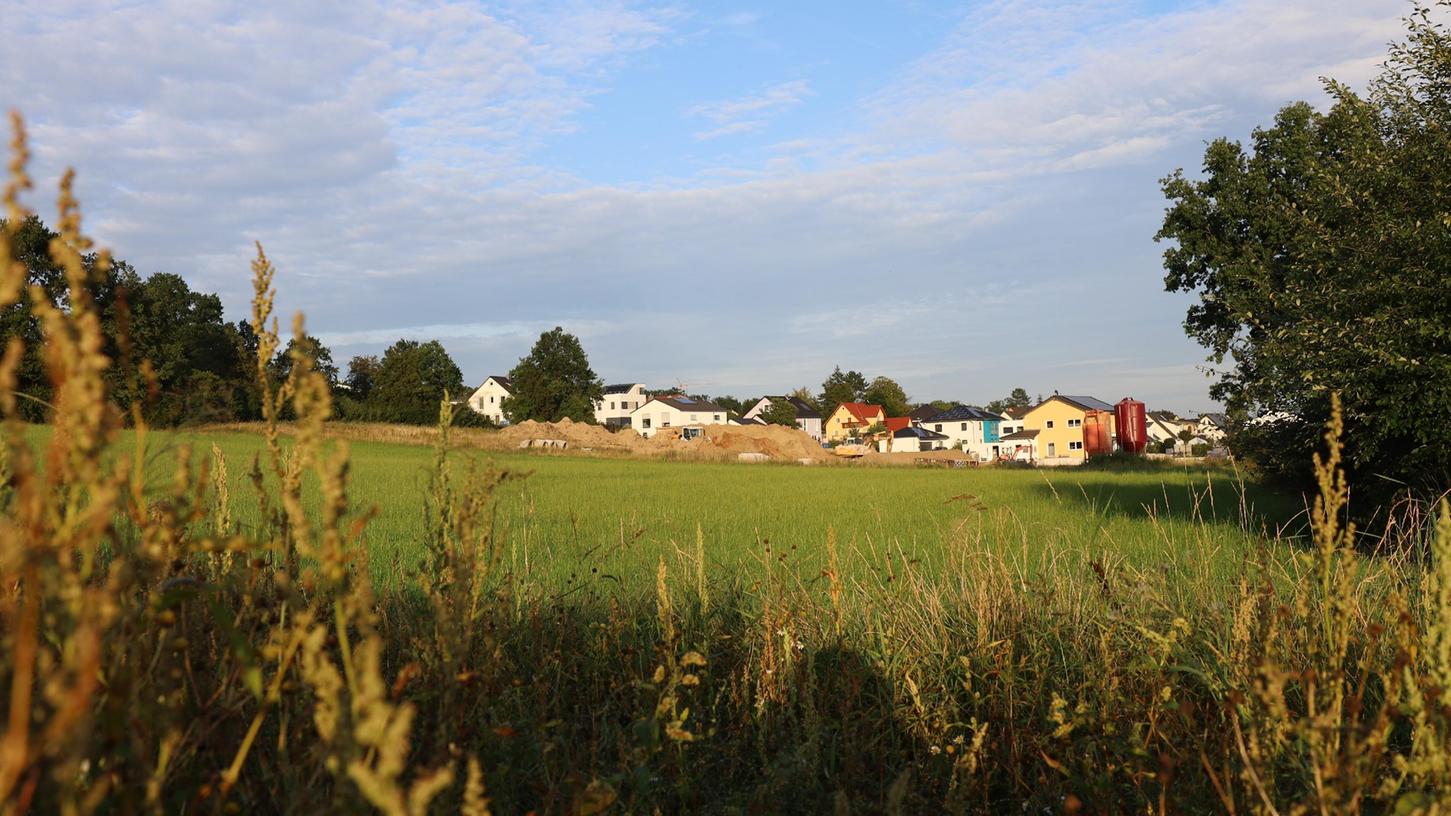 Motiv: Vortrag des BN in Höchstadt zum Flächenfraß; Höchstadt wächst am  Häckersteig Richtung Nordwesten  Foto: Karl-Heinz Panzer