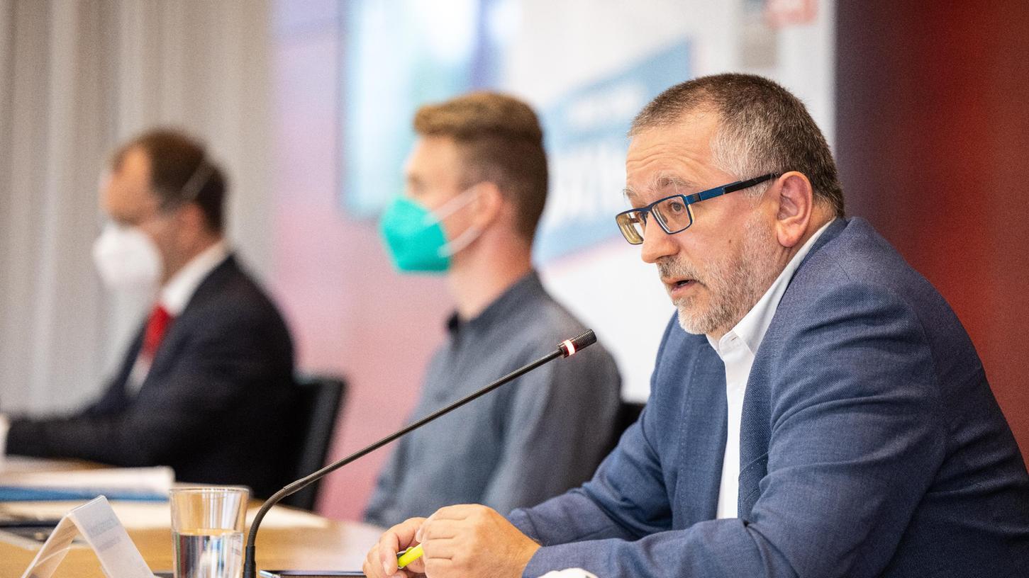 Helmut Kaltenhauser, finanzpolitischer Sprecher der FDP-Fraktion im bayerischen Landtag (rechts), spricht auf einer Pressekonferenz zum Untersuchungsausschuss in Sachen Maskenaffäre.