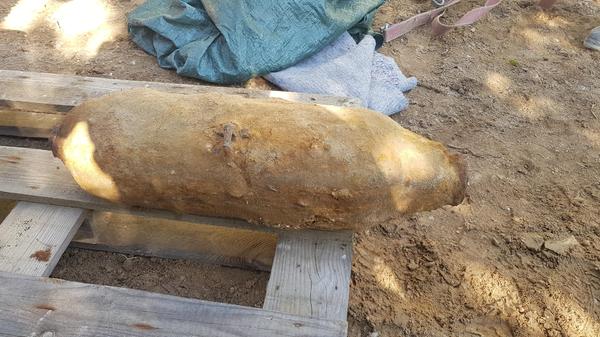 Aufregung am Baufeld der zukünftigen Offiziersschule in Roth: Am 26. August 2021 stießen Bauarbeiter auf eine amerikanische 50-Kilo-Weltkriegsbombe. Der Fund kam überraschend, wurde das Areal doch vorher nach derartigen Relikten abgesucht. Die Bauarbeiten im Umfeld der Bombe wurden sofort eingestellt, die Arbeiter aus dem Bereich geschickt und die Kaserne im Radius von 300 Metern abgesperrt. Gegen 0.50 Uhr am nächsten Morgen gab der Kampfmittelräumdienst Bayern Entwarnung.